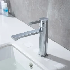 Bathroom Sink Faucet - Rotatable Chrome Centerset Single Handle One HoleBath Taps