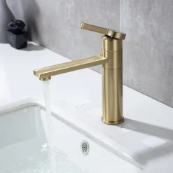 Bathroom Sink Faucet - Rotatable Chrome Centerset Single Handle One HoleBath Taps