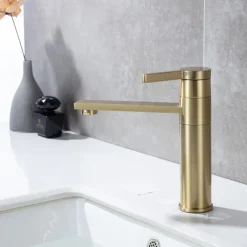 Bathroom Sink Faucet - Rotatable Chrome Centerset Single Handle One HoleBath Taps