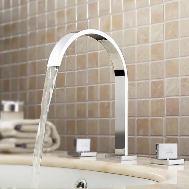 Bathroom Sink Faucet - Rotatable / Widespread / Waterfall Chrome Deck Mounted Two Handles Three HolesBath Taps