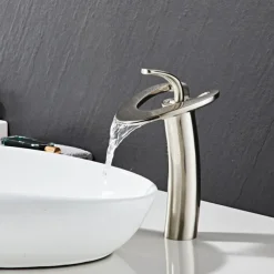 Bathroom Sink Faucet - Waterfall Chrome / Nickel Brushed / Electroplated Centerset Single Handle One HoleBath Taps