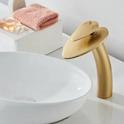 Bathroom Sink Faucet,Waterfall Heart Shape Handle Single Handle One Hole Bath Taps with Hot and Cold Switch