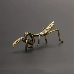 Brass Metal Mantis Craft Statue - Intricately Designed Traditional Insect Figurine for Desk Decoration - Whimsical Tea Pet Companion, Elegant Room Decoration, and Unique Home Decor