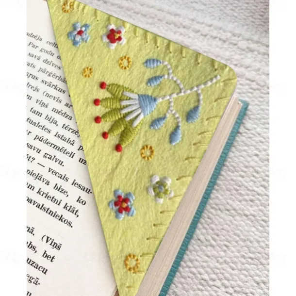 Hand Embroidered Corner Bookmark, Floral Style Embroidery Bookmarks, Felt Triangle Page Corner Handmade Bookmark, Decorative Felt Triangle Bookmark, Bookmarks for Book Lovers