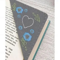 Hand Embroidered Corner Bookmark, Valentine's Day Heart Design Gift, Cute Flower Letter Embroidery, Felt Triangle Page Corner Handmade Bookmark, Decorative Bookmarks for Book Lovers