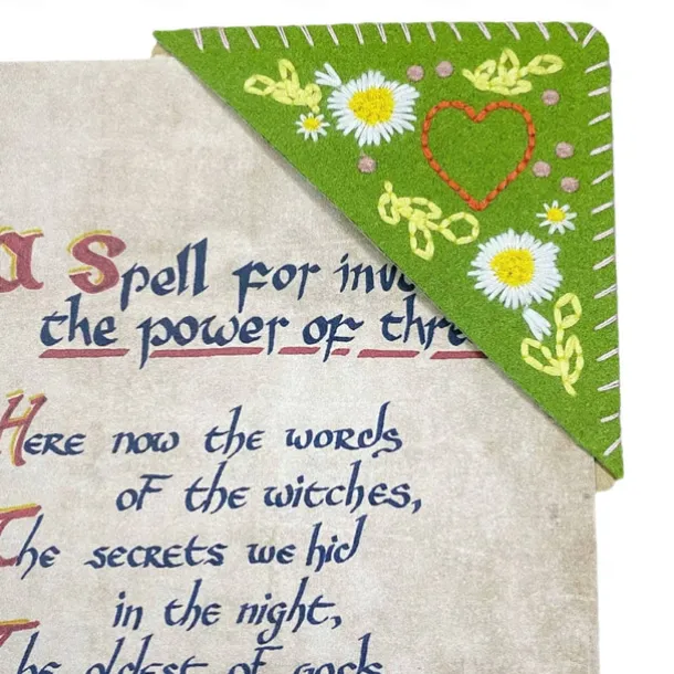 Hand Embroidered Corner Bookmark, Valentine's Day Heart Design Gift, Cute Flower Letter Embroidery, Felt Triangle Page Corner Handmade Bookmark, Decorative Bookmarks for Book Lovers