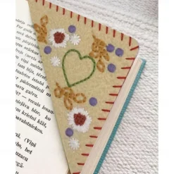 Hand Embroidered Corner Bookmark, Valentine's Day Heart Design Gift, Cute Flower Letter Embroidery, Felt Triangle Page Corner Handmade Bookmark, Decorative Bookmarks for Book Lovers