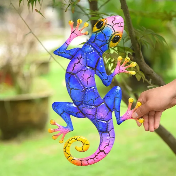 Outdoor Metal Decoration,Gecko Figurine,Hanging Gecko Wall Art Ornaments Lizard Wall Sculptures & Statues Decoration for Home Garden Farmhouse Porch Patio Lawn Fence Backyard