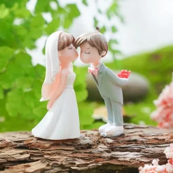 2PC Resin Wedding Couple Sculpture, Modern Bride and Groom Figurines, Romantic Newlywed Statue, Wedding Ceremony Table Decor, Cute Marriage Gift, Home Desk Ornament for Wedding, Party, and Reception