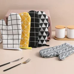 2Pcs Kitchen microwave insulation gloves thickened grid anti scald and heat resistant gloves high-temperature baking cotton and linen oven gloves