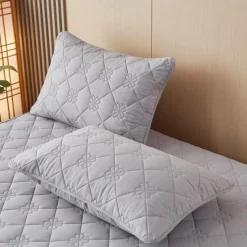 Queen Full King Protective Bed Cover Waterproof Mattress Protector Quilted Fitted Sheet Mattress Pad 360°All-Package Bed Protector Mattress Cover Anti-Slip Breathable Cool Skin-Friendly