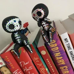 Sugar Skull Couple Statue Sugar Skull Figurine Resin Crafts Cute Statue Skull Resin Skull Statue Home Decor Adorable Skull Sculpture Memorial Statue