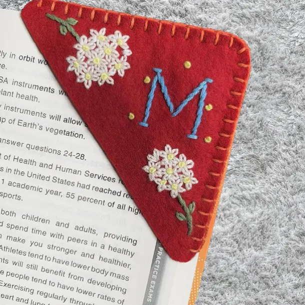 Valentine's Day Personalized Hand Embroidered Corner Bookmark, Red Handmade Embroidery Felt Triangle Page Corner Bookmark for Women, Romantic Handmade Bookmarks