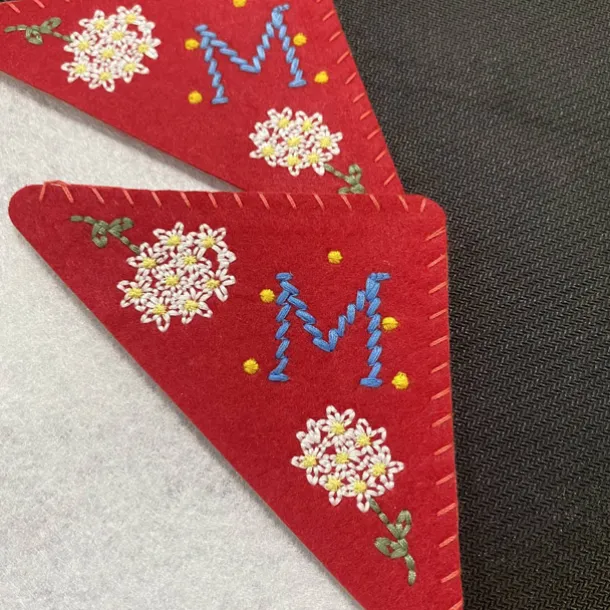 Valentine's Day Personalized Hand Embroidered Corner Bookmark, Red Handmade Embroidery Felt Triangle Page Corner Bookmark for Women, Romantic Handmade Bookmarks